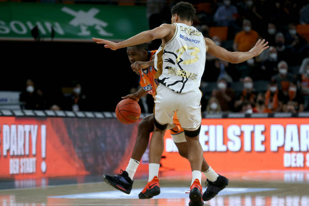 来自定位球 来自定位球